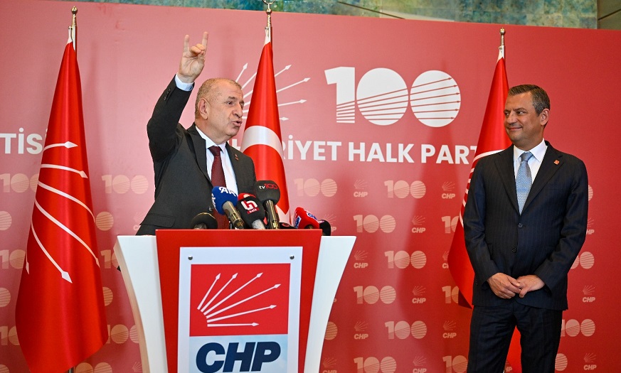 Ümit Özdağ, CHP’deki ortak açıklamada ‘Bozkurt’ işareti yaptı
