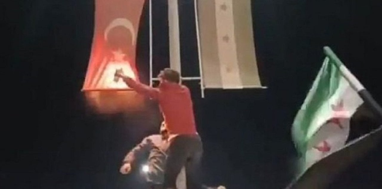 Suriye’de Türk Bayrağını İndirenler Yakalandı