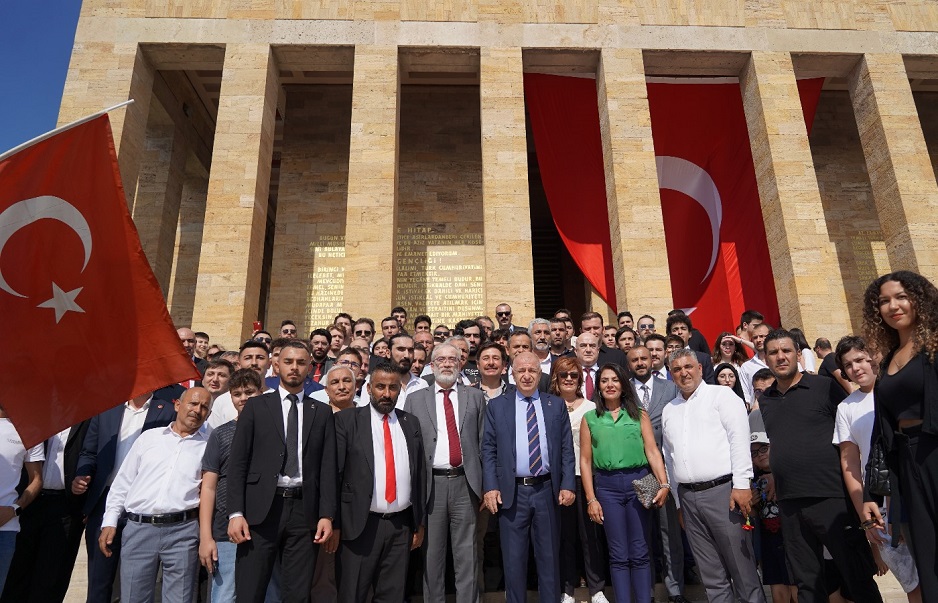 Zafer Partisi Genel Başkanı Ümit Özdağ, Anıtkabir’i ziyaret etti