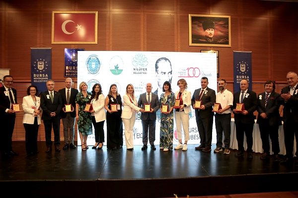 KADINLAR’DAN BOZBEY BAŞKANA PLAKET