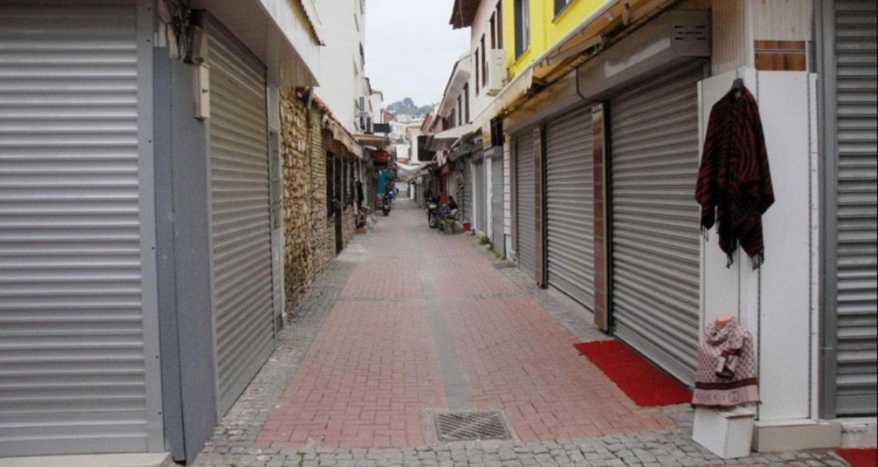 Kriz derinleşti kepenkler iniyor