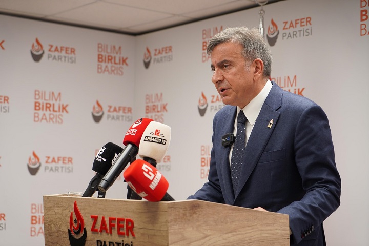 Azmi Karamahmutoğlu: Ak Parti’nin dış politikası sırlarla kaplı”