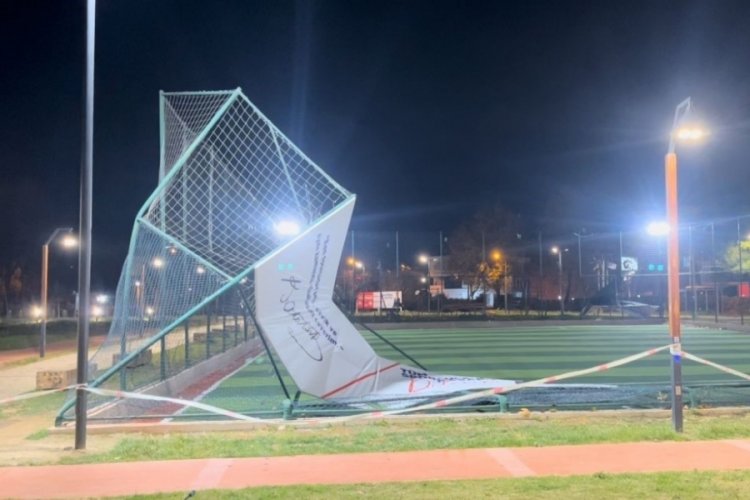 Lodos halı sahayı yerle bir etti