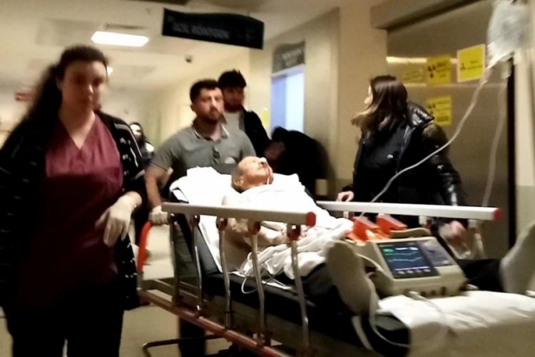 Direksiyon başında fenalaştı:2 yaralı