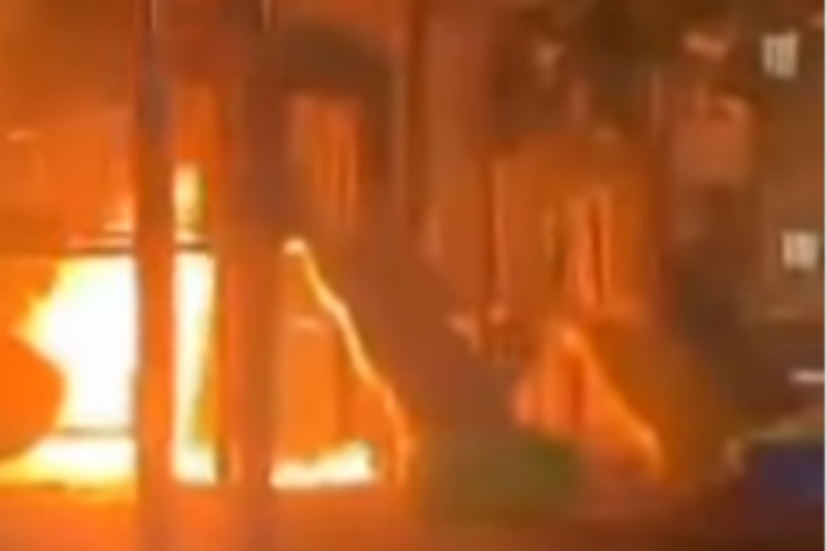 Isınabilmek için çocuk parkını ateşe verdiler