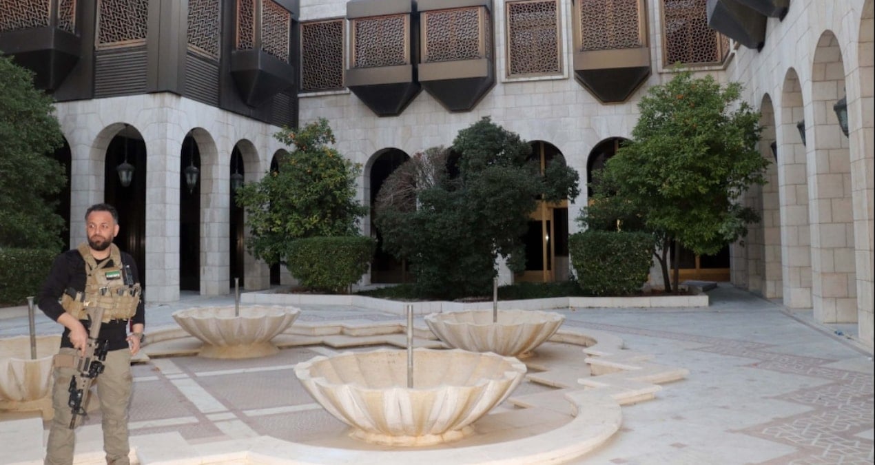 Esad’ın sarayı yakıldı: Eşyalar alındı