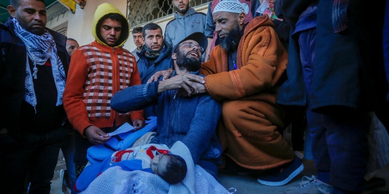 Gazze’de bebekler dondurucu havada can veriyor