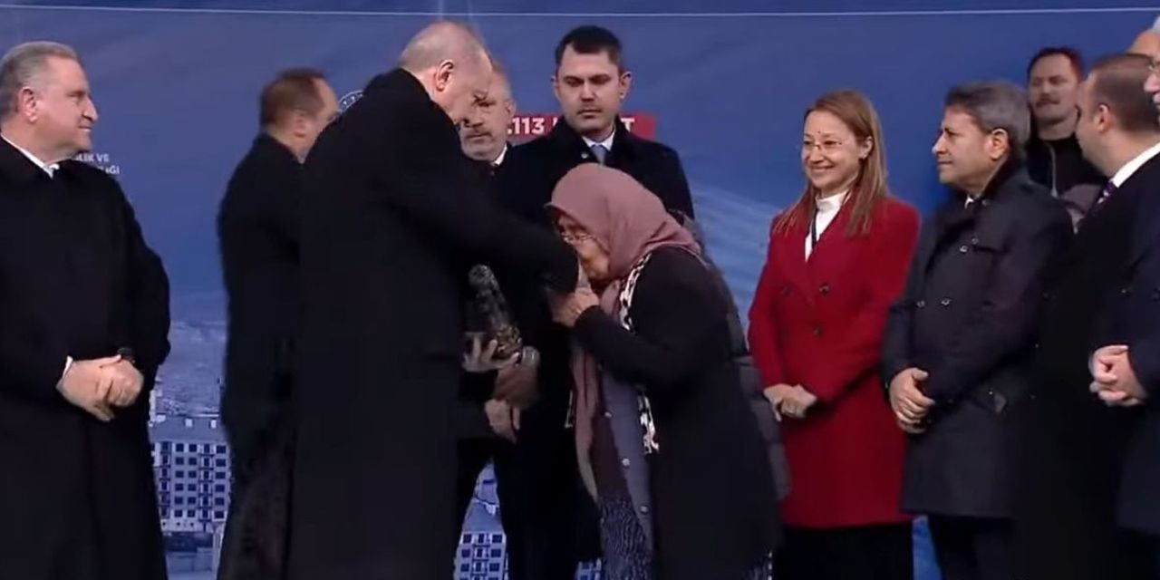 Erdoğan’ın depremzede yaşlı kadına el öptürdüğü ortaya çıktı