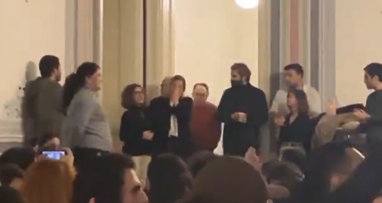 Profesörken bir gecede lise mezunu kalmıştı: Öğrencileri yalnız bırakmadı