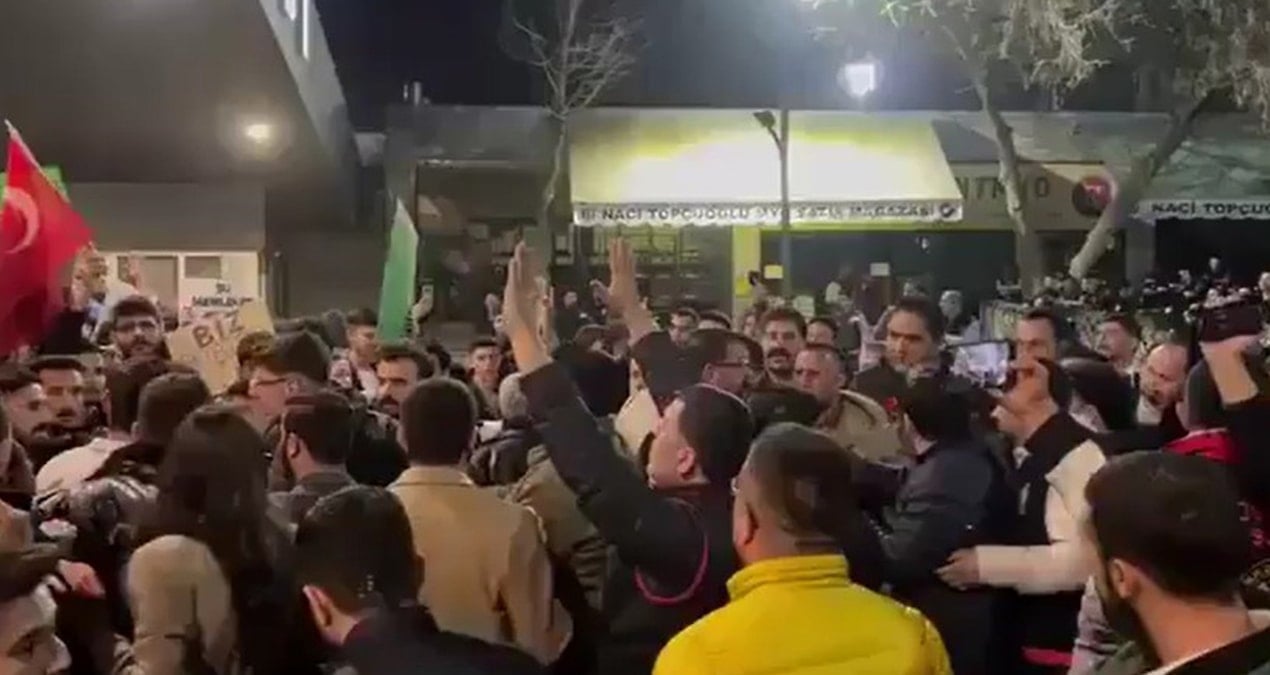 CHP belediye başkanı partiden istifa etti, halk sokaklara döküldü