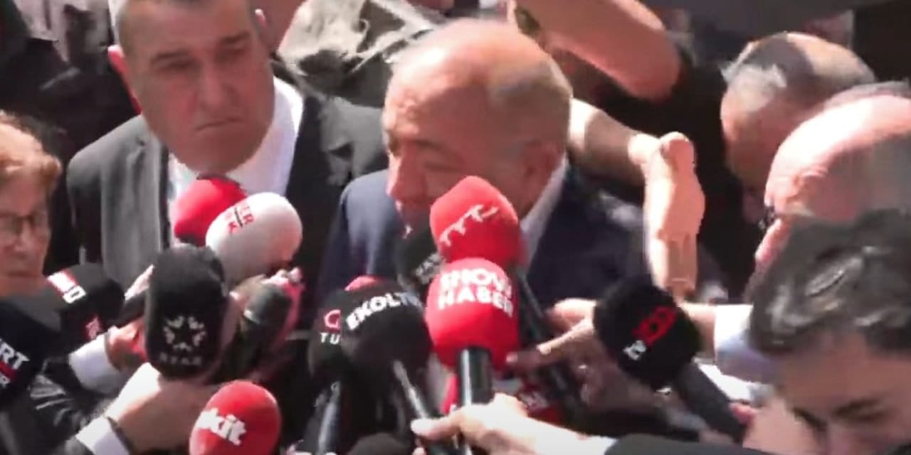 Kayyum Gürsel Tekin’in kafasına su şişesi atıldı