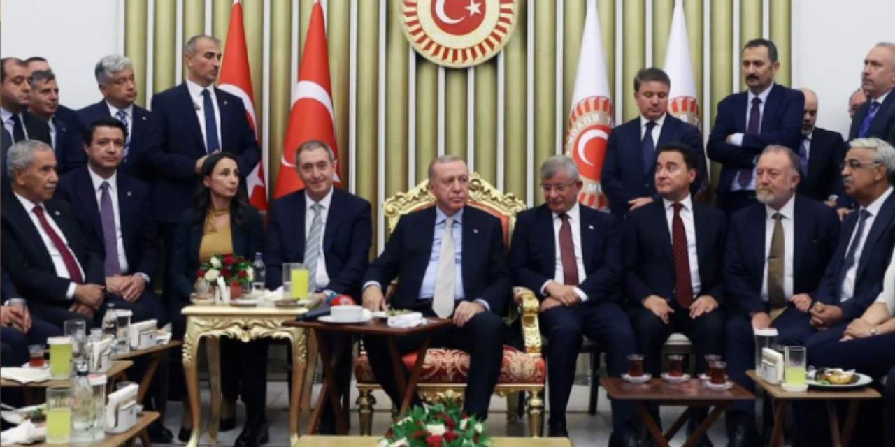 “CHP’yle bile çalıştık” dedi, Davutoğlu Erdoğan’a göz kırptı