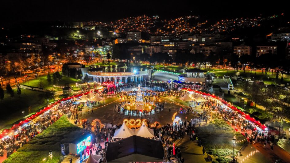 YENİ YIL COŞKUSU, ‘BURSA YENİ YIL MEYDANI’NDA YAŞANIYOR