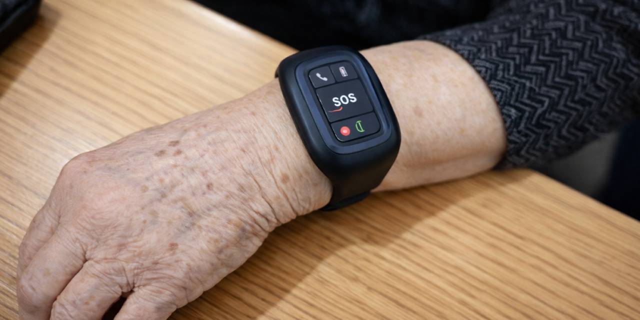 Yaşlılar için bileklikle takip dönemi başladı