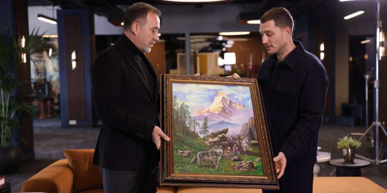 Uraz Kaygılaroğlu Bahçeli’nin Bozkurt hediyesini aldı