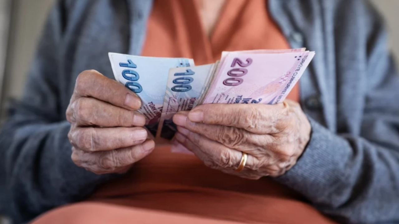 Emekliye verilecek 2 zam netleşmeye başladı