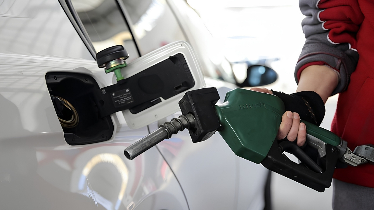 Akaryakıta yine zam geldi! Asıl korkutan petrol fiyatları!