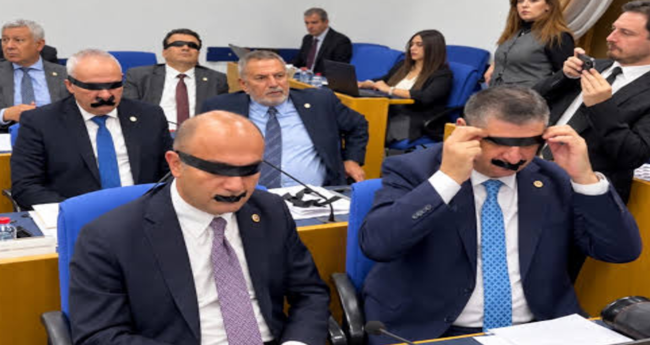 YENİ Parti vekilleri Halk TV’ye kayyum kararını siyah bantla protesto etti
